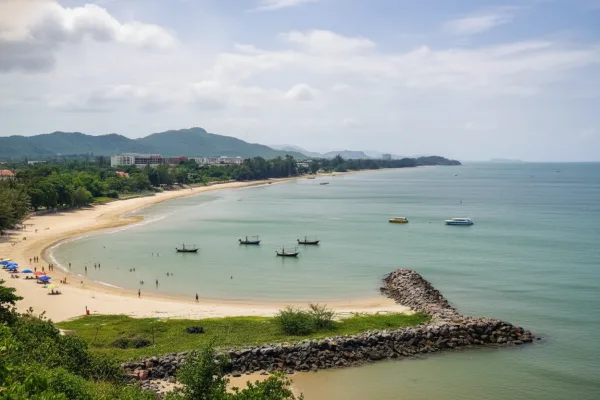 Hua Hin vs Pattaya: Which Thai Beach Town is Right for You?